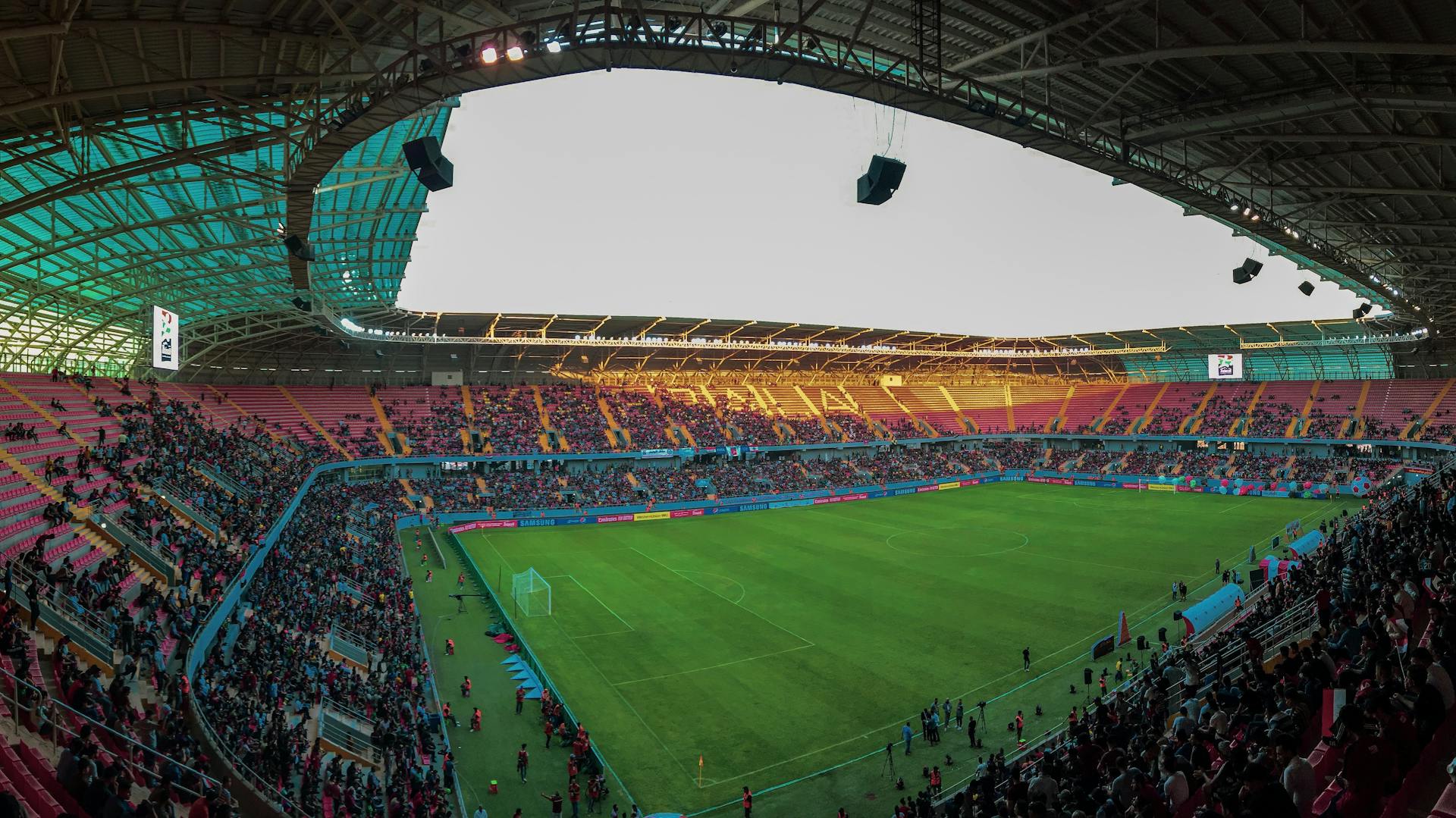 WM 2026 mit Smarters Player schauen – jubelnde Fußballfans im Stadion